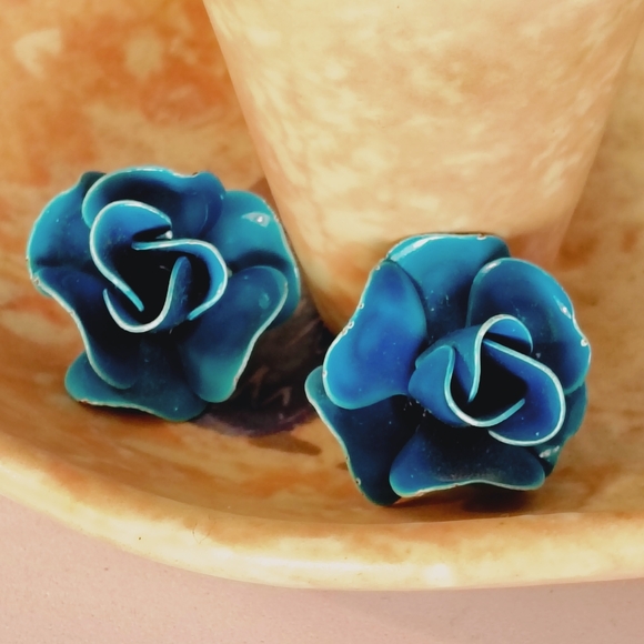 Vintage Enamel Royal & Turquoise Blue Floral Flower Clip on Earrings - Picture 2 of 7
